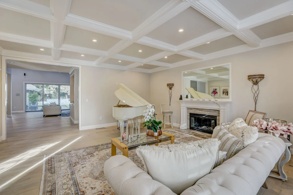 Living room with a coffered ceiling and a piano