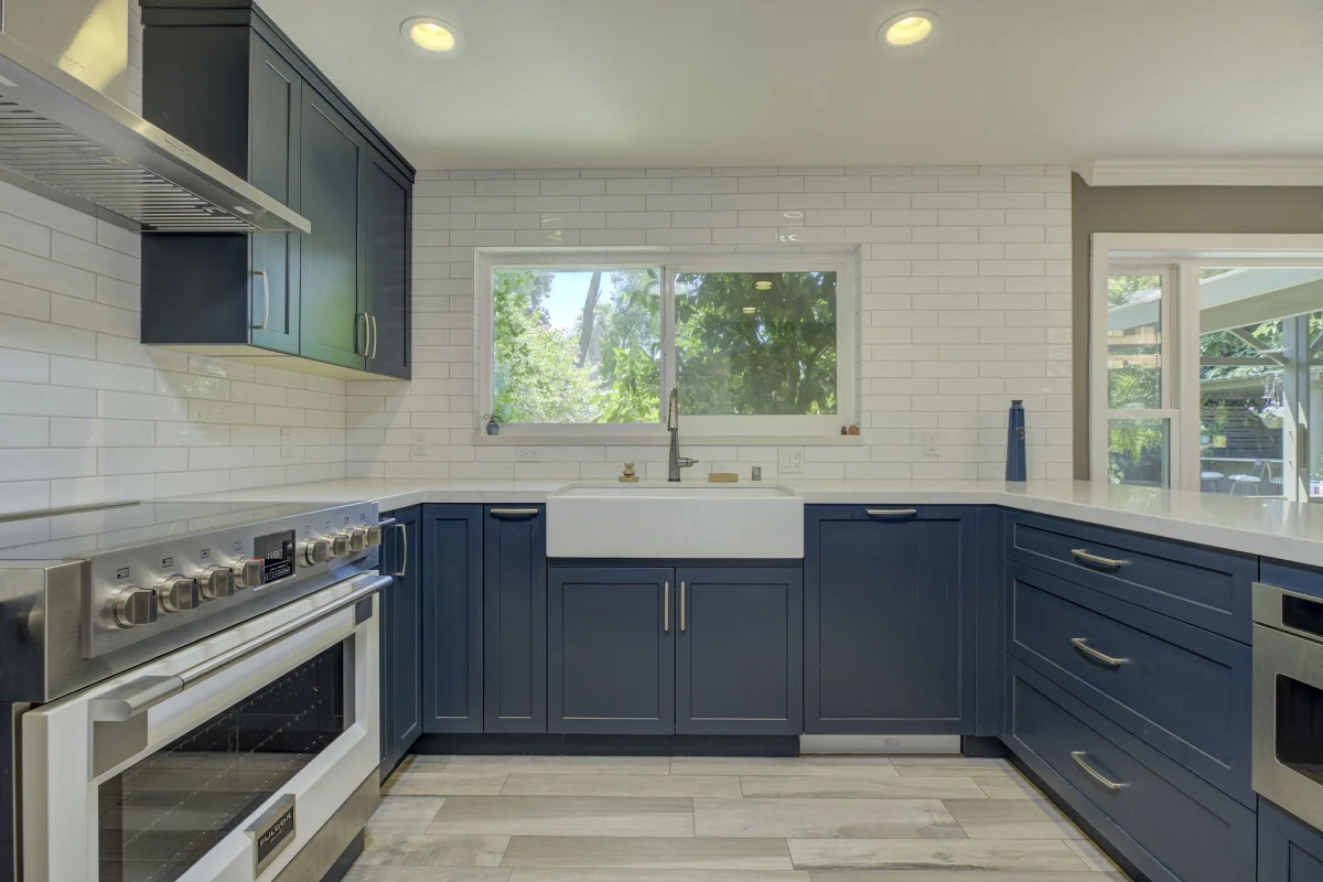 Bold and elegant kitchen transformation, photo 2
