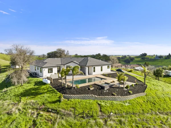 Hillside Modern Retreat in Vacaville, CA