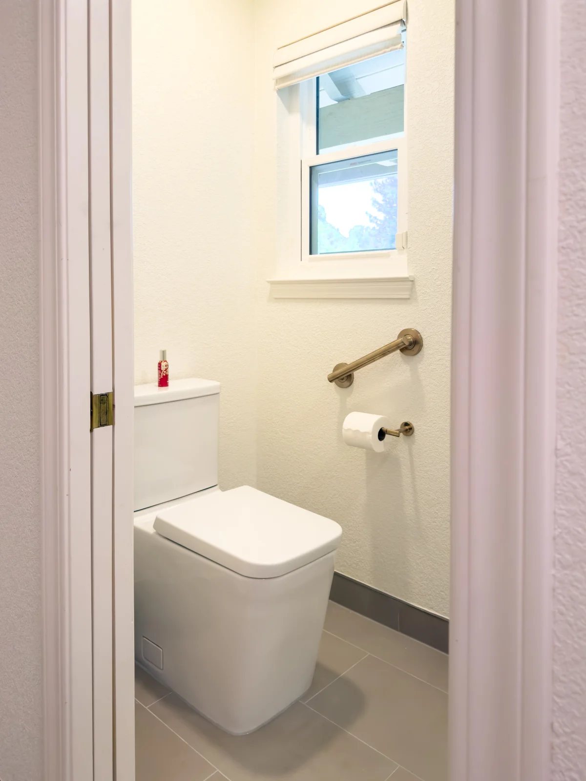 Warm Contemporary Two-Bathroom Remodel, photo 9