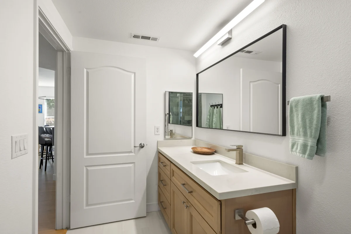 Two Bathroom Remodel with Natural Finishes, photo 38