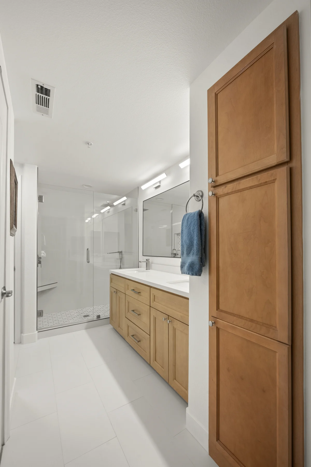 Two Bathroom Remodel with Natural Finishes, photo 4