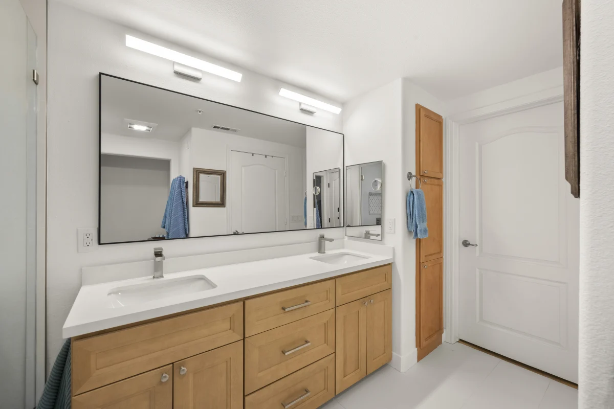 Two Bathroom Remodel with Natural Finishes, photo 28