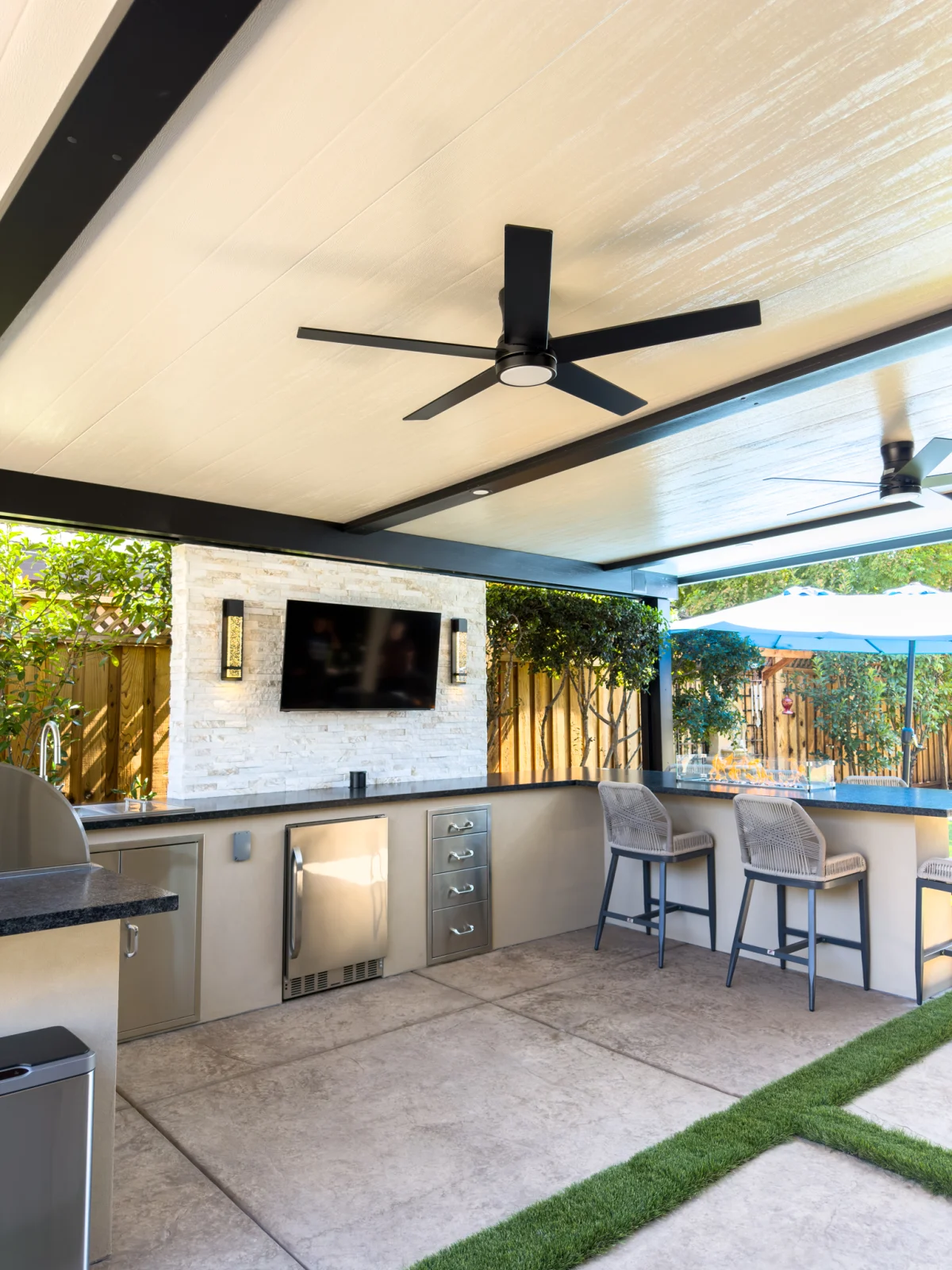 Backyard Outdoor Kitchen & Entertainment Space, photo 6