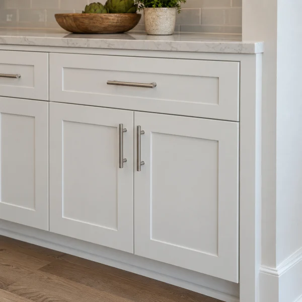White shaker cabinet doors with silver bar pulls